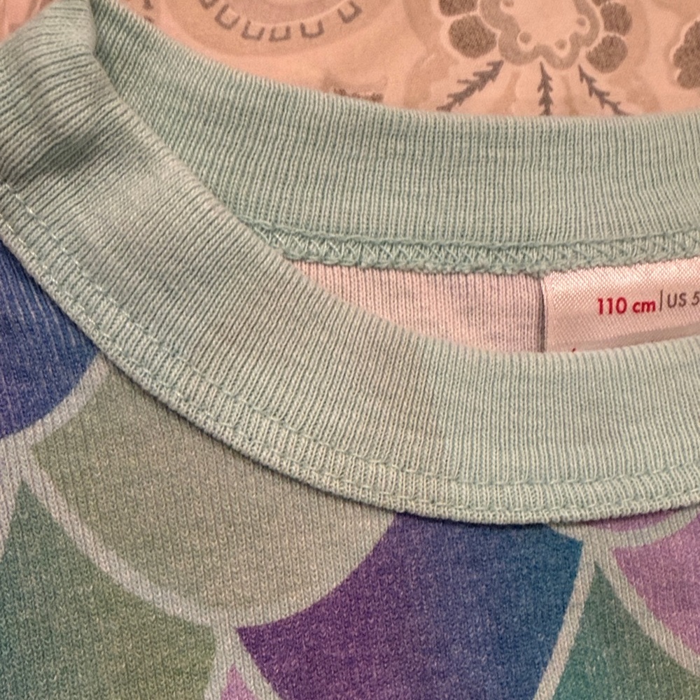 Hanna Andersson Kids Pajama Set - Purple and Blue Scales - Picture 5 of 12